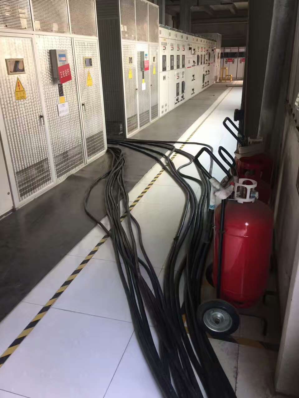 大型發(fā)電機內(nèi)部結(jié)構(gòu)